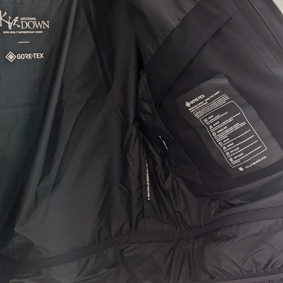 Descente Puffer Jacket - Picture 6 of 7